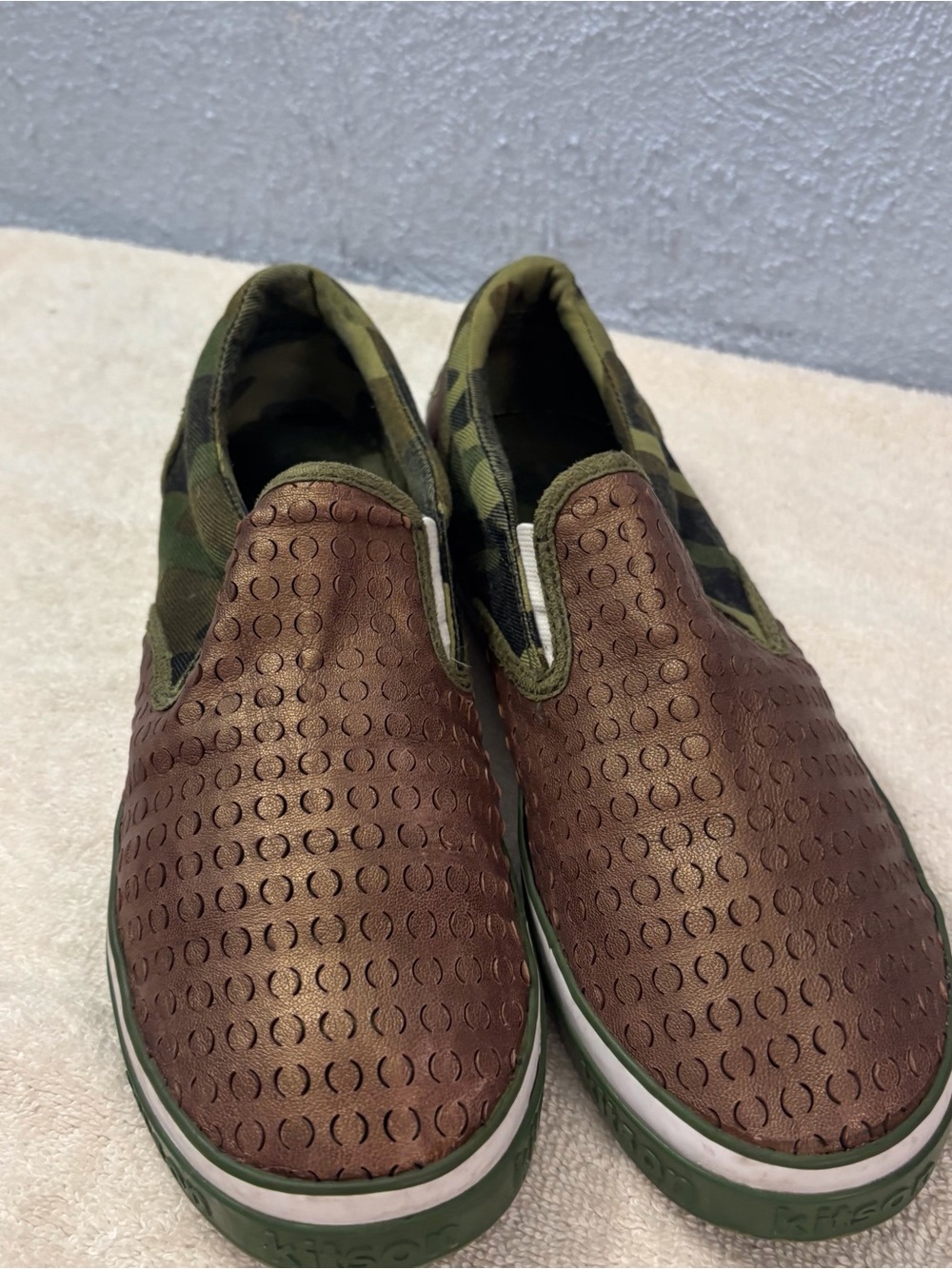 kitson Brown Slip-On Shoes with Green Camouflage Trim SZ 7.5 Women’s Skater